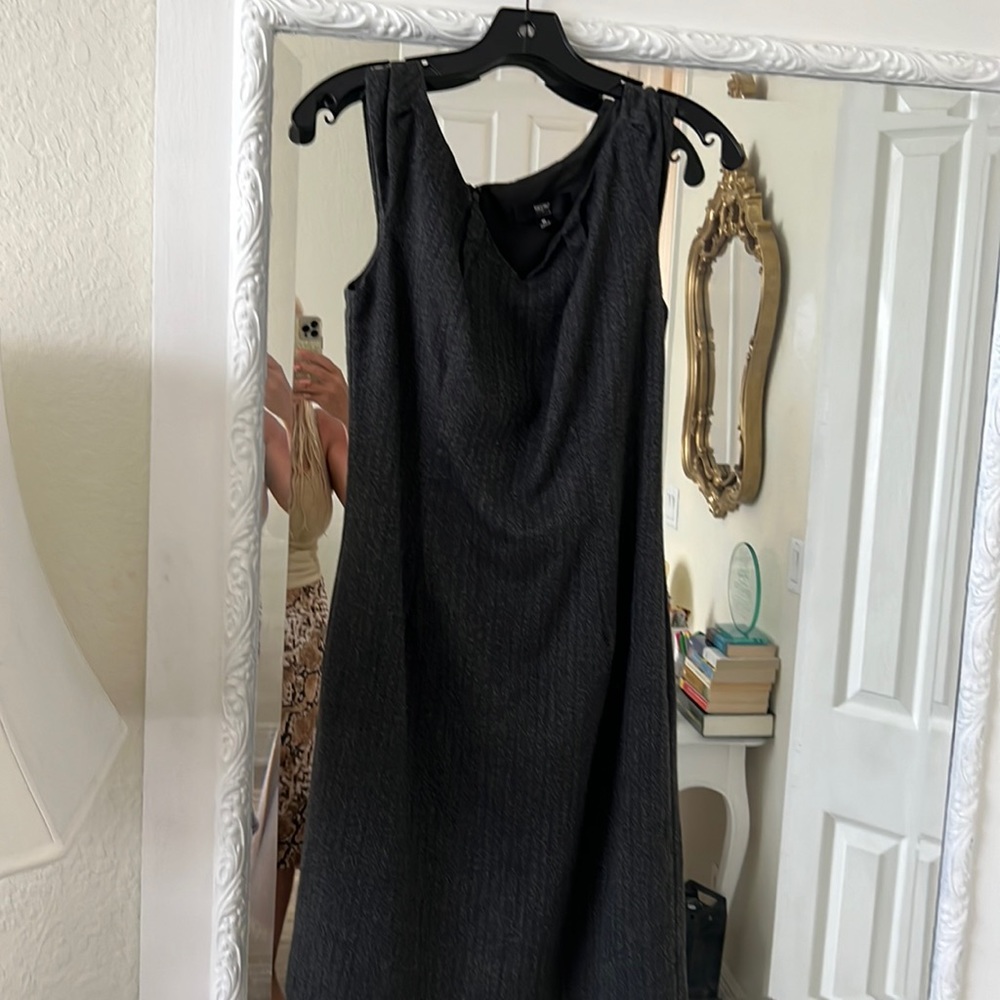 Sleeveless V-neck gray corporate style dress perfect for work size 6